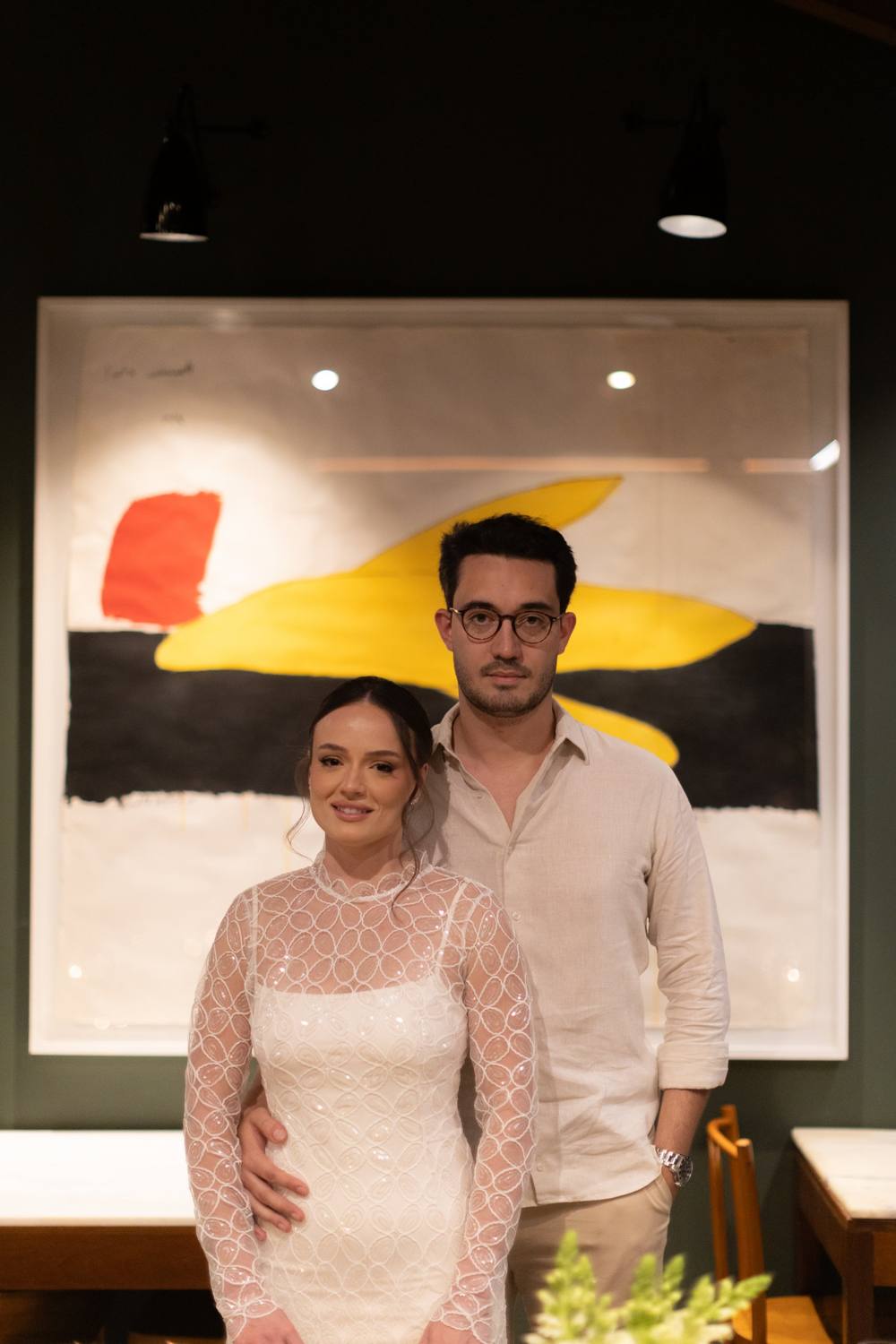 Rafaella e Guilherme diante de um quadro