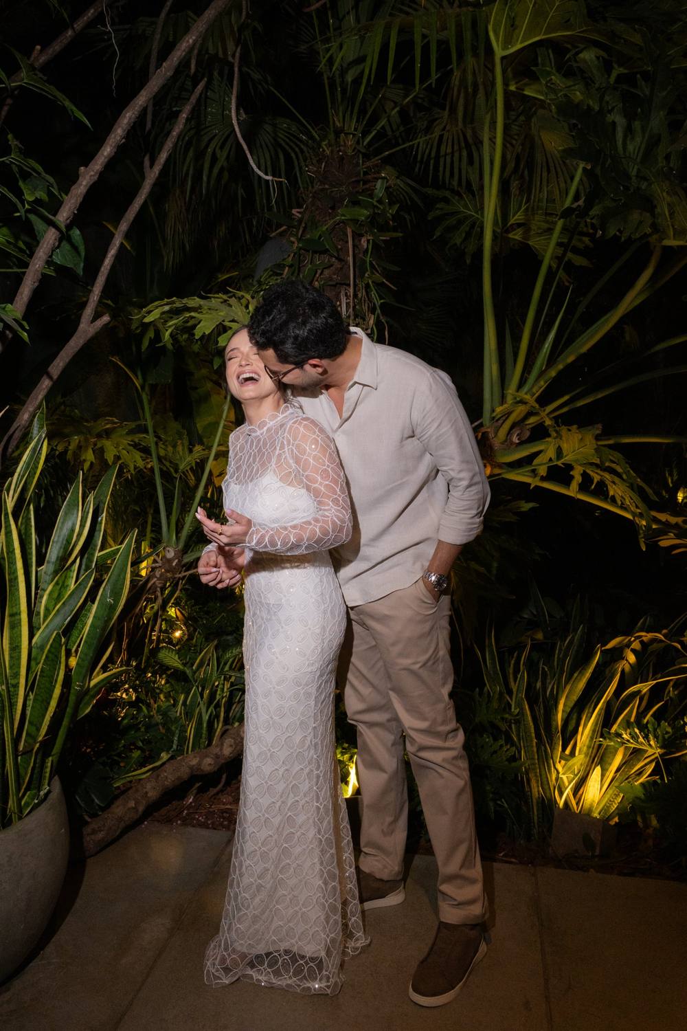 Guilherme beijando Rafaella, que ri