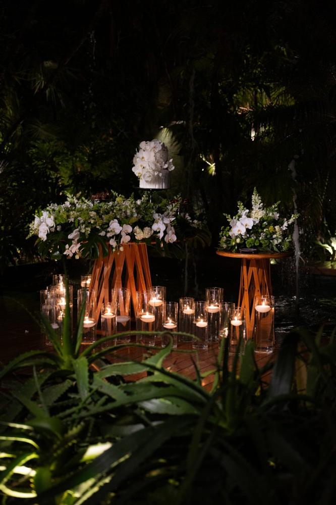 Mesa do bolo com velas e flores