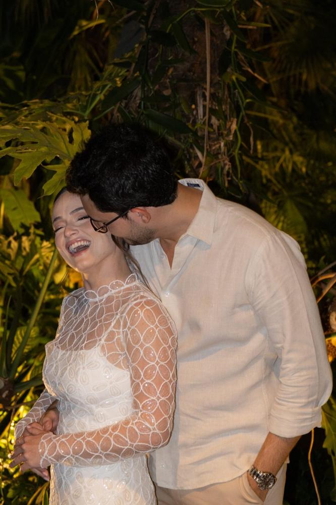 Rafaella rindo abraçada por Guilherme