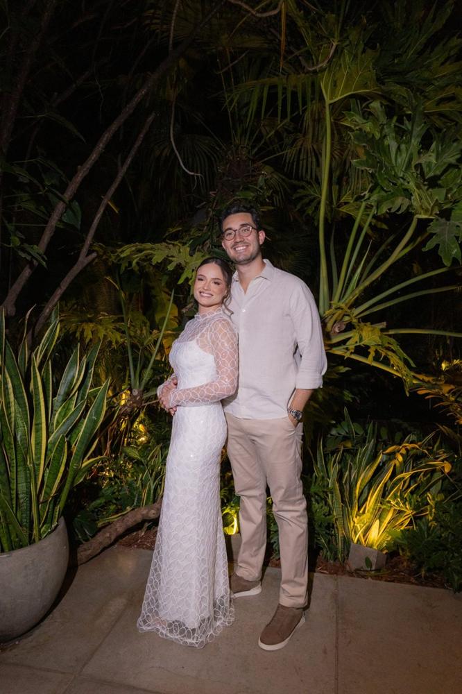 Rafaella e Guilherme no jardim do noivado